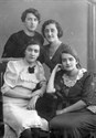 Л. М. Лотман с сестрами Инной, Викторией и подругой В. А. Шафрановской. 